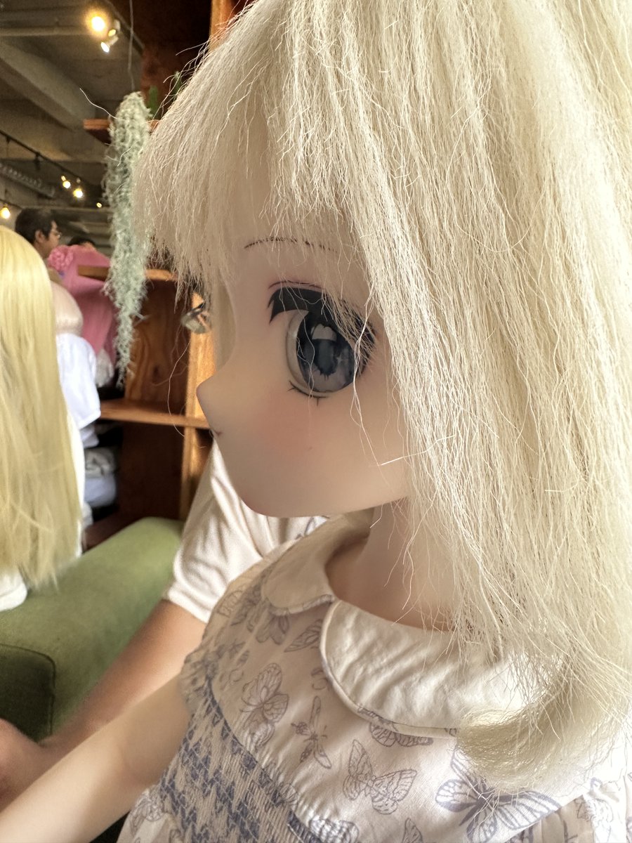 mayunyan545mm's tweet photo. （1/2）
アニコレ名古屋には主にDOLLTAの鈴ちゃんに会いに行ってました。
触ってみて肌の質感を確認するのはもちろん、スタッフさん許可のもと、持ち上げてみて重さ���認、立たせてみて大きさ確認とかしてました。やー、やっぱかわええ🥰
この日はアニメドール講座初心者編があったので参加してみたけど、色移り対策とかウィッグの扱いとかは1/3ドールとほぼ同じ感じなのね（黒衣装が鬼門なのも一緒）。違うとこといえば、ボディの手入れと関節の扱いと保存方法くらい？
関節については内部骨格も見せてもらったので大体の可動場所はわかった。