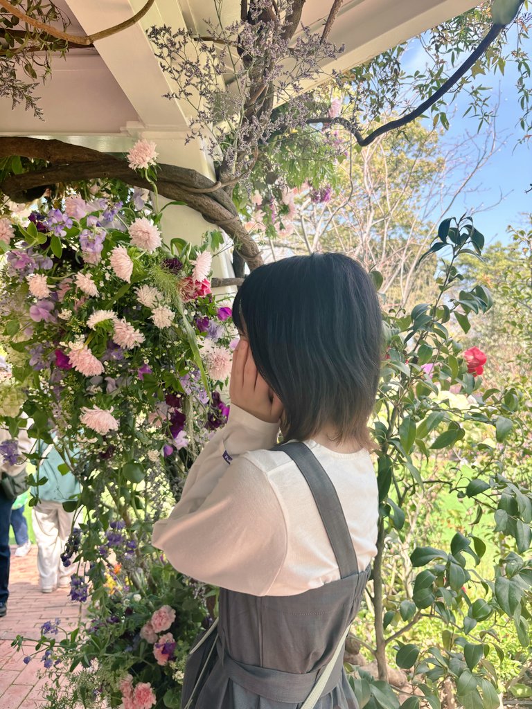 akumarina0211's tweet photo. この前友達に写真撮ってもらった！
たくさんのお花と写真とれて超嬉しい😆 https://t.co/pXqtgd8P85