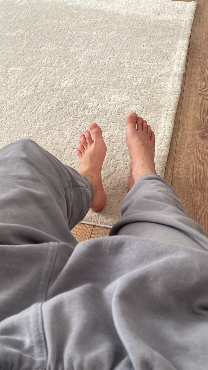 realvaleon's tweet photo. ayaklarımla çorap kokutup terletmek istiyorum #feet #feetfetısh #ayakfetişi #ayak #ayakkölesi https://t.co/Q5dNv8AkTt