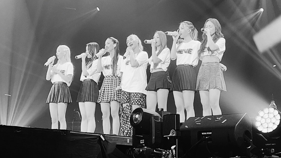rita_std's tweet photo. 4EVE THE 1st CONCERT FRIENDS & FAMILY

4EVE Concert “NOW OR NEVER”

4EVE UNCHAINED CONCERT

เราอยู่ด้วยกันมา 3 คอนเสิร์ตใหญ่แล้วนะ โตขึ้นทุกปีก็มีคนรักเยอะขึ้นทุกปีเลย เห็น 4EVE ตัวเล็กลงเรื่อย ๆ 🤏🏻 สถานที่ก็จัดใหญ่ขึ้นทุกปี ไม่มีวันไหนที่ไม่ภูมิใจในตัว 4EVE ทั้ง 7 คนเลยนะ เก่งกันมาก ๆ แล้วก็อยากจะขอบคุณที่ยังอยู่ตรงนี้ให้เราได้รัก โลกนี้สดใสขึ้นเพราะมี 4EVE จริง ๆ หลังจากนี้ก็จะยังอยู่ตรงนี้เหมือนเดิม ไม่ไปไหนแน่นอน แล้วไว้เจอกันคอน 4 และคอนต่อ ๆ ไปนะ 🤲🏻🤍