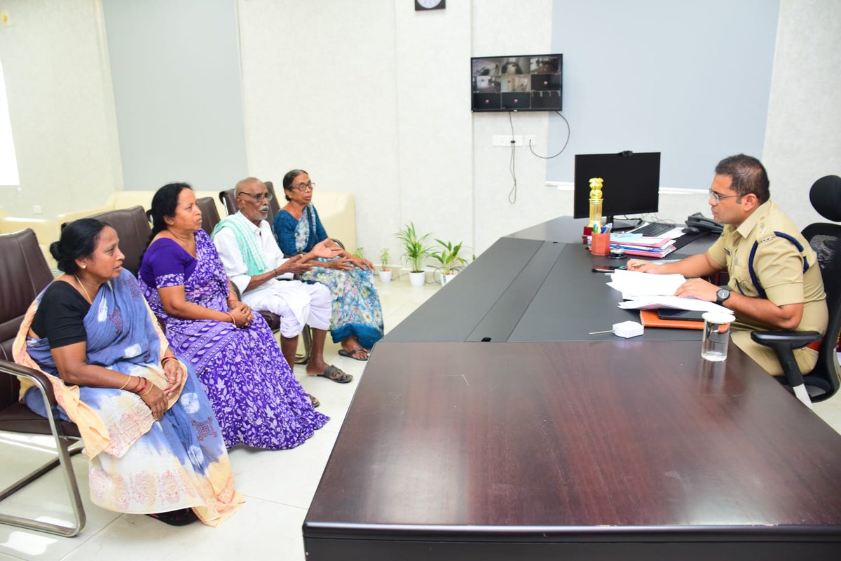 spsircilla's tweet photo. Attended Grievance Day.... listened to the petitioners and directed  the concerned officers to take appropriate action on the received complaints.
@TelanganaCOPs 
@TelanganaDGP 
#GrievanceDay 
#Monday https://t.co/BM78eC7SpY