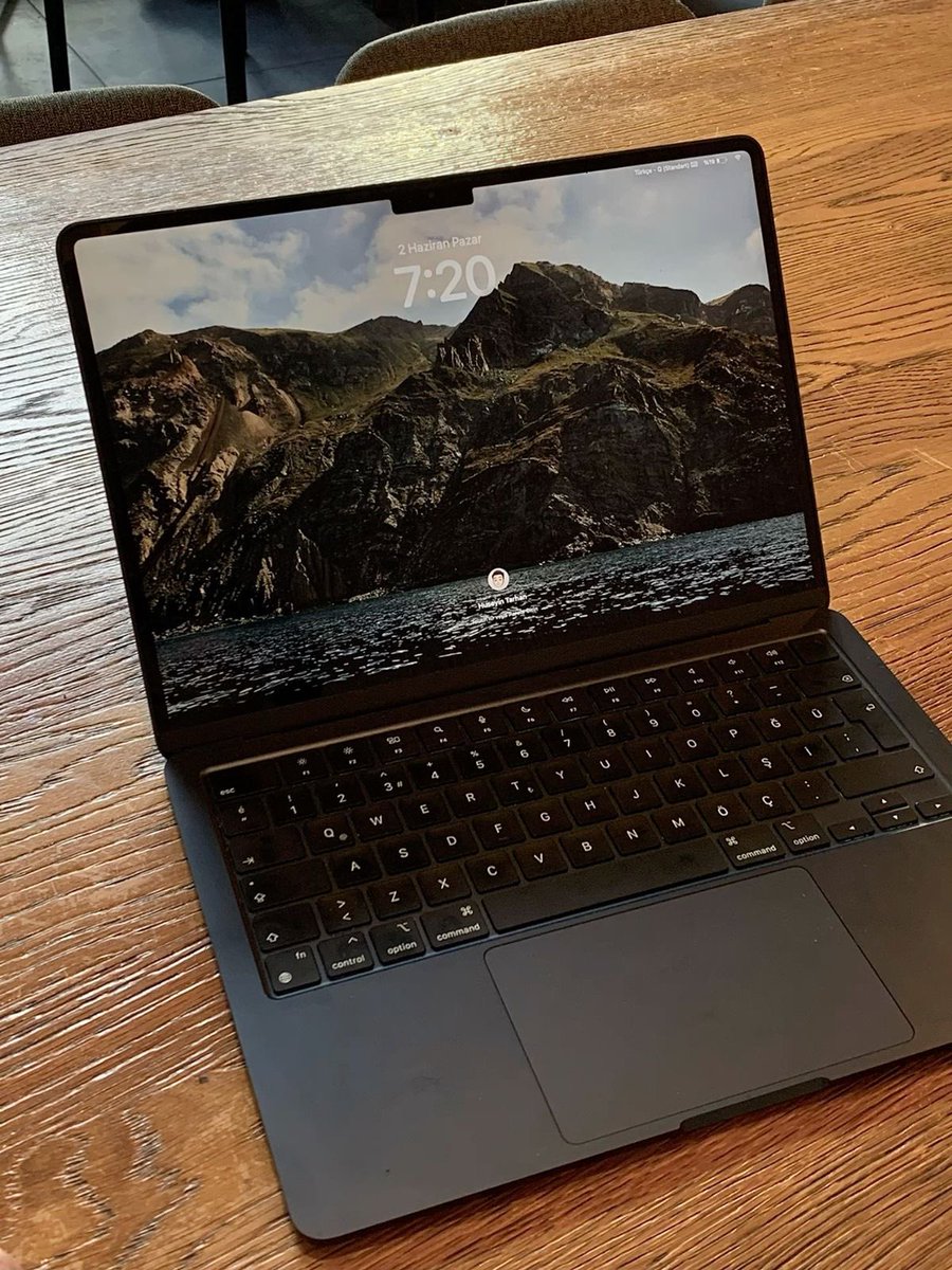 HemantDotDev's tweet photo. Macbook M4 air    or    Macbook M5 air https://t.co/zjKIjPavqm
