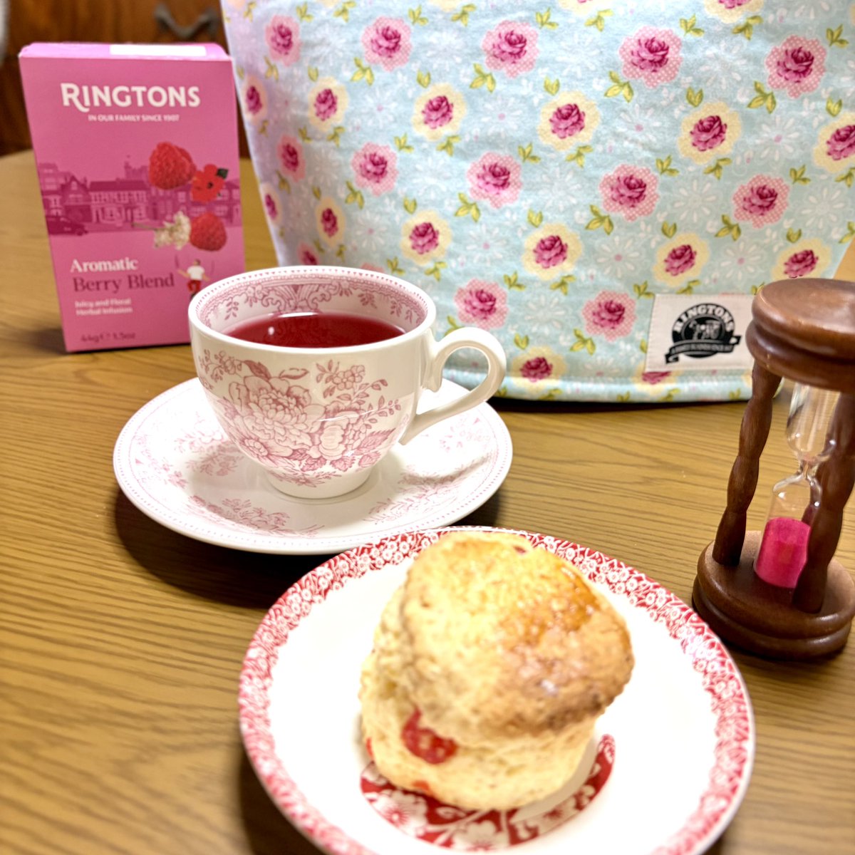 feather0502's tweet photo. お茶時間🏠⏳
お茶はリントンズのハーブティー「アロマティック ベリーブレンド」☕️🫖🌺
お菓子はCafe REUNIONのスコーン「さくらんぼとアーモンド スコーン（期間限定）」😋🍒🥮
雨音を聞きながら夜お茶…それにしてもよく降るねぇ☔️
#木漏れ日のお茶会
#茶好連 https://t.co/fI6yOZg4hi