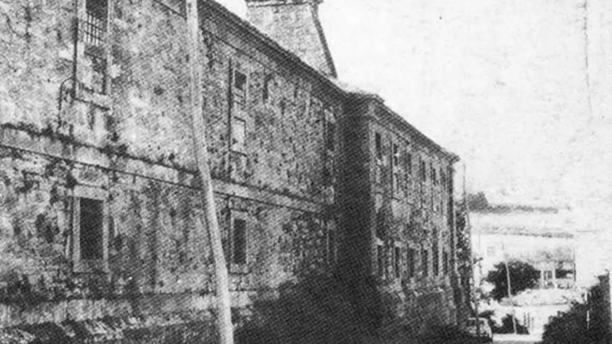 outsidersesp's tweet photo. La oscura memoria de Santa Isabel, un campo de concentración franquista a 500 metros de la catedral de Santiago.

En línea recta no son más de 500 metros los que separan el  Pavillón Municipal de Santa Isabel de uno de los centros universales de  la cristiandad, la Praza do Obradoiro de Santiago de Compostela, donde  la catedral alberga –supuestamente– la tumba del apóstol. A pie se  pueden recorrer en cinco minutos. El mito religioso y la realidad  olvidada a apenas medio kilómetro de distancia: el solar que hoy ocupa  el concurrido complejo deportivo público, que cuenta con piscina  cubierta, gimnasio y canchas, lo ocupó, hasta 1973, un cuartel militar.  Entonces se encontraba en ruinas, pero entre 1939 y 1946 fue una de las  prisiones más pobladas del universo concentracionario del primer  franquismo. Vecinos e historiadores han contado ahora con el  Ayuntamiento para instalar un monolito en las inmediaciones e intentar  que la zona deje de ser un “lugar de amnesia”.

Unas 1.500 personas, el 98 o 99% presos políticos, llegaron a  ocupar las instalaciones en el año 1940. Procedían sobre todo de Levante  y de las provincias orientales de Andalucía, las últimas regiones de la  península en caer bajo la bota fascista. Eran mayoritariamente  jornaleros o profesionales liberales. Hubo algún gallego, pero  testimonial. Solo existen datos concretos de ese año, son que se  conservaron en el Archivo Municipal de la ciudad y en el que figuraban  bajo la etiquera de “transeúntes”. “Esa es la foto fija de la cárcel”,  relata a https://t.co/E7mgJEGeqL el profesor Antonio Míguez Macho, decano de la  Facultade de Xeografía e Historia de Santiago de Compostela y miembro  del grupo de investigación Histagra, uno de los impulsores de recuperar  esta memoria, “porque la información penitenciaria del franquismo”, en  ese tramo inicial de la dictadura, “es muy fragmentaria. En el cuartel  solo había algunas fichas sueltas”.

Lo que conocen mejor los especialistas es la historia del  edificio, construido en el siglo XVIII y considerado de valor dentro de  la denominada arquitectura militar. A lo largo de los siglos funcionó  intermitentemente como cuartel. Las condiciones no eran las mejores:  húmedo y frío, cercado por dos ríos, el Sarela y el de los Sapos. De  hecho, en 1925, pleno régimen de Primo de Rivera, los militares se  trasladaron al Pazo do Hórreo –actual sede del Parlamento de Galicia– y  el cuartel de Santa Isabel, también llamado cuartel dos Sapos, quedó  inactivo. En los años de la República sufrió un incendio. Ni siquiera  durante la Guerra Civil, con Galicia sometida a los alzados desde casi  el inicio, lo usó el bando golpista. Entonces, la prisión en la que  encerraron a demócratas, obreros y legítimos representantes de las  izquierdas estaba en los bajos del Pazo de Raxoi, en el mismo Obradoiro,  enfrente a la catedral. La temida Falcona. Hoy es sede del Gobierno  local y de algunas dependencias de la Xunta de Galicia.

“Son los propios internos de la Falcona los que, obligados a  trabajos forzados, se encargan de convertir en prisión el cuartel de  Santa Isabel a partir de 1939”, relata Míguez Macho, “la derrota  republicana hizo que el franquismo necesitase espacios penitenciarios  más grandes”. En 1940, la administración fascista eleva Santa Isabel a  prisión central, lo que le da mayor entidad dentro del sistema represivo  de Franco, y la convierte en una de las más grandes en Galicia. Sobre  quién la dirigía no existe documentación. “El mundo de los carceleros es  desconocido, hay un enorme vacío. Pero en un lenguaje universal, lo que  hubo allí fue un campo de concentración”, argumenta Míguez Macho,  “instalaciones que tenían como fin dar salida a importantes contingentes  de población reclusa”. A pocos kilómetros de Santiago hubo otro, el de  Lavacolla, cuyos internos construyeron –de nuevo mediante trabajos  forzados– las pistas del aeropuerto. Una tesis de Rafael García Ferreiro  estudia la violencia franquista en Santiago de Compostela y es una de  las escasas investigaciones que mencionan Santa Isabel.

La ayuda de los vecinos a los presos

A la cárcel llegaban, ya se dijo, condenados de las últimas  provincias resistentes. “Muchos sufrían un periplo penitenciario”,  explica, “la política del franquismo era de dispersión. Quería apartar a  los presos de su zona de origen, y que no permaneciesen demasiado  tiempo en el mismo sitio”. La situación en el cuartel resultaba  “dantesca”, según lo certificaron algunos testimonios. Por ejemplo, el  de Francisco Bejarano, un médico nacido en Valladolid, militante del  Partido Comunista, condenado a muerte e indultado, que había pasado por  el campo de concentración de Camposancos, en A Guarda, y que, tras su  liberación en 1945, se instaló en Ourense. “Él mismo atendía a otros  presos durante su estancia en Santa Isabel”, recuerda Míguez Macho, “y  relataba una situación de hambre generalizada, problemas sanitarios,  dos, tres o cuatro muertes diarias por inanición o enfermedades”.

No se sabe el total de personas que murieron en Santa Isabel. Es  más, resulta complejo calcular incluso cuántos presos murieron en las  prisiones franquistas. “Los reclusos son víctimas de la misma violencia  que fusilados o paseados, de los que existe un cálculo más fiable”,  aduce el historiador. Histagra, el grupo de investigación de la  Universidade de Santiago de Compostela del que forma parte, coordina en  estos momentos la elaboración de un censo estatal de víctimas por  encargo de la Secretaría de Estado de Memoria Democrática y en  cumplimiento de la ley sobre la materia aprobada en 2022.

La “presencia oculta” de la prisión

La “memoria traumática” de Santa Isabel –así la califica Míguez  Macho– se había prácticamente disuelto. “La decisión de trasladar la  prisión desde Raxoi significaba también expulsarla fuera de la ciudad,  ocultar su presencia”, considera. Eran 500 metros los que la separaban  de la catedral pero, en aquella época, suponían pasar del corazón del  casco histórico a un descampado. Los vecinos más próximos eran los del  barrio de Vista Alegre. Fueron ellos los que prestaron algún tipo de  auxilio a los internos, proporcionándoles mantas, alimentos. Ninguno  contaba con familia ni allegados en las proximidades. Cuando el régimen  franquista clausuró la cárcel, en 1946, eran 1.000 los presos que  sobrevivían en su interior.

Había finalizado la II Guerra Mundial y Franco estaba interesado  en asear su imagen exterior. La dictadura se recolocaba en el tablero  internacional al tiempo que se dibujaban los bloques de la Guerra Fría.  “Hubo entonces muchos indultos. Con dos objetivos: reducir la población  reclusa y limpiar la imagen del país”, dice, “porque el régimen había  sido aliado del nazismo y del fascismo italiano”. Liberados o  trasladados a otras prisiones sus inquilinos, el cuartel de Santa Isabel  nunca volvió a ser utilizado. Aquello se transformó en pasto de la  maleza y en territorio de juego para los niños de la zona. En los 60,  una finca adyacente acogió el primer estadio municipal de fútbol,  también Santa Isabel de nombre. En 1973, el cuartel sucumbió a los aires  del desarrollismo tecnócrata y la piqueta lo redujo a escombros. “Era  el final del franquismo y el régimen quería sacarse de en medio  determinado pasado más turbulento”, entiende Míguez Macho. Diez años más  tarde, el Concello levantó el actual pabellón deportivo.

La idea de erigir un monolito que recordase el oscuro pasado de  Santa Isabel la impulsó la plataforma vecinal del barrio de Galeras.  Histagra se sumó a la iniciativa. Los tres últimos gobiernos municipales  –de Compostela Aberta, de Partido Socialista y de BNG con Compostela  Aberta– lo asumieron como propio y hace unas semanas lo inauguró la  alcaldesa Goretti Sanmartín. Asistieron representantes de todos los  grupos municipales. “Queríamos que ese lugar de amnesia pasase a ser un  lugar de memoria democrática”, resume el historiador.

(Artículo de Daniel Salgado)