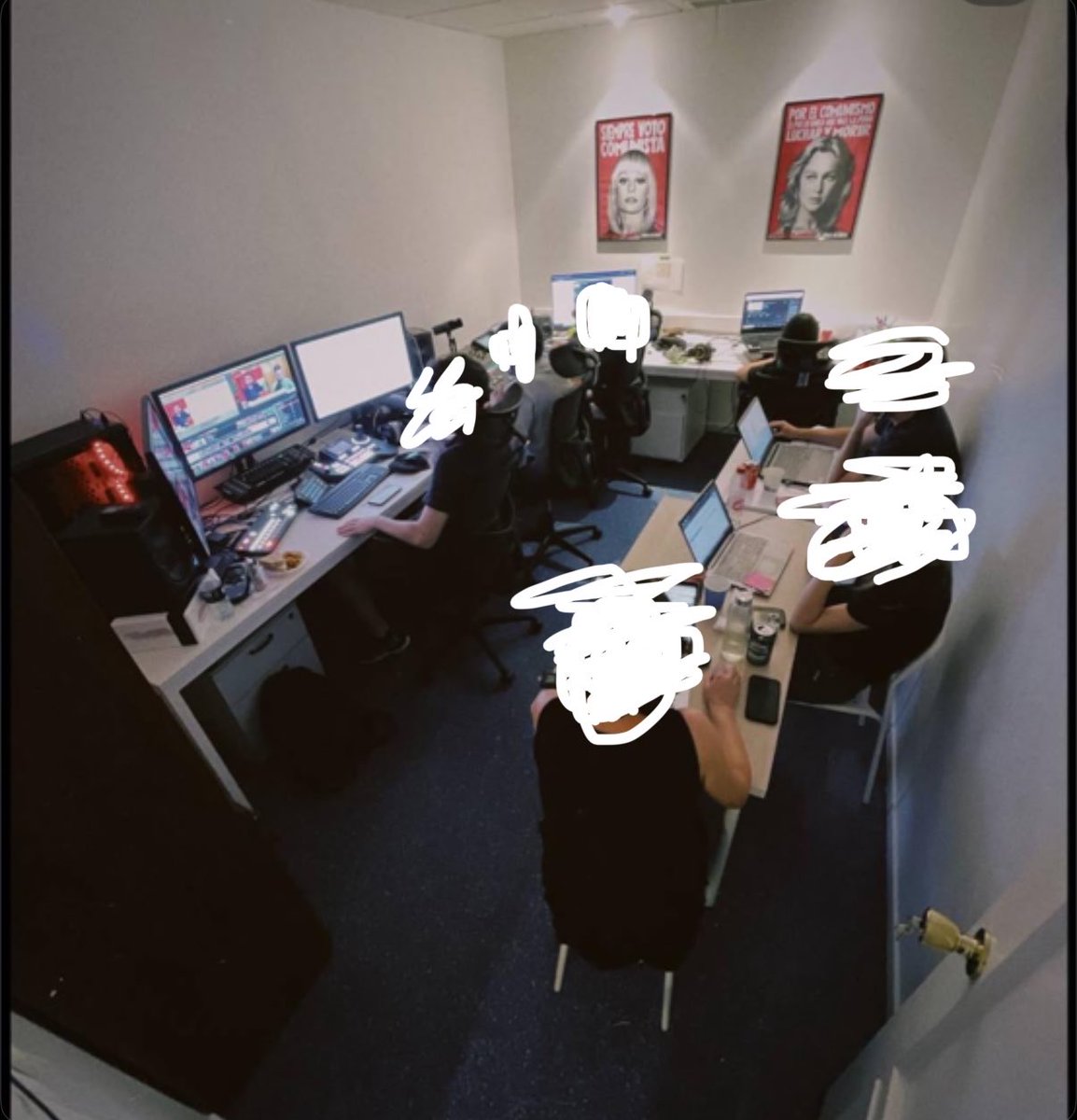 colmejm's tweet photo. Esta es una foto (publicada por una ex trabajadora) de la sala de realización de canal red donde se ven, en un espacio de 6m² sin ninguna ventilación ni luz natural, a 7 personas trabajando

La legislación laboral establece que en ese espacio debería haber como máximo 3 personas. https://t.co/UoqBm13RZC