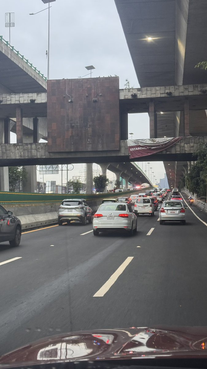 alets2's tweet photo. Camioneta volcada sobre periférico norte, dirección satélite a la altura de Naucalpan, colapsado todo centrales @trafico889 @SoyNaucalpan https://t.co/beonChCfea