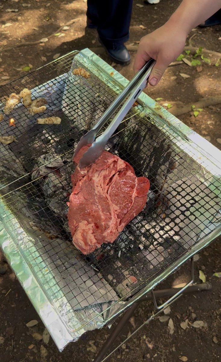 hetsdk's tweet photo. 先日の一幕だけどやはりデカ肉からしか得られない栄養素がありますよね。今度思い思いの好きなものを焼き上げるBBQやりませんか https://t.co/1XoSBQC8Pg