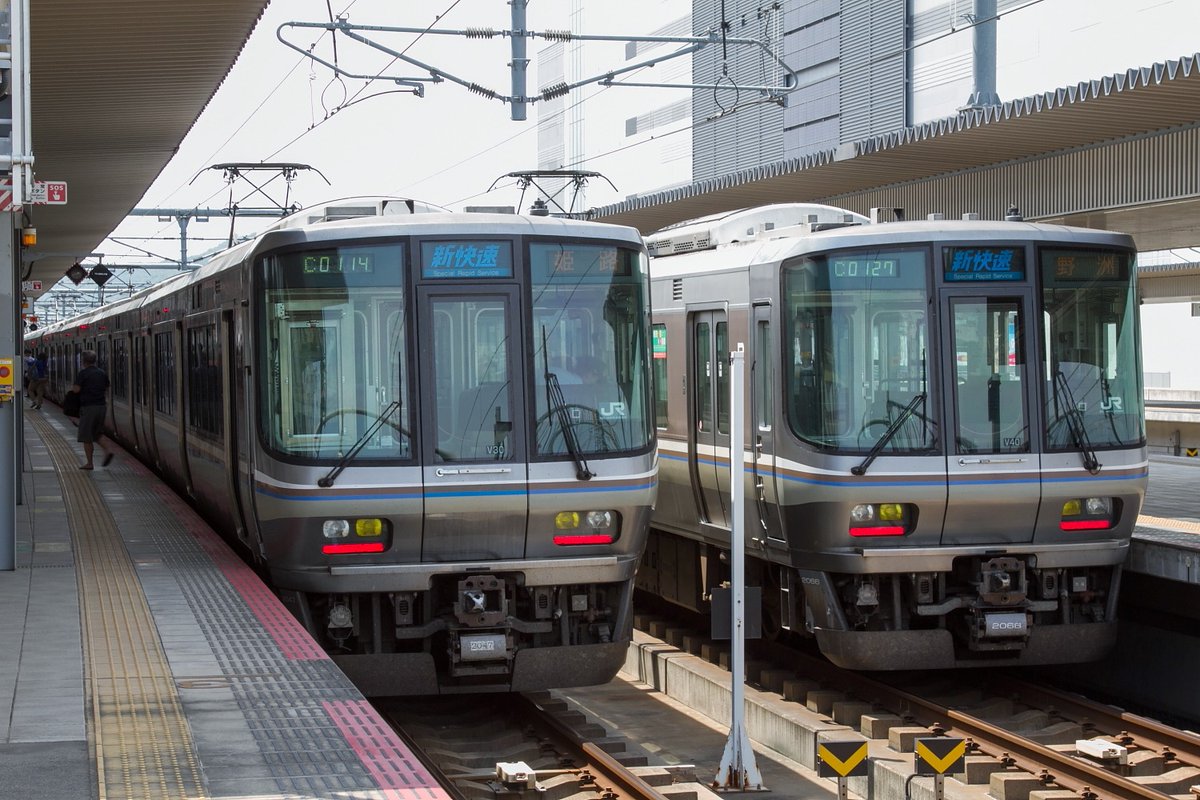 WAU705B's tweet photo. 223系 V30 / V40編成【近ホシ】

左は2次車で右は3次車ですが、2次車のスカートが強化形になってからはあまり違いがありませんね。パンタ台のボルト穴？を塞ぐパーツが2次車は1000番代由来の1枚物、3次車は個々の穴を塞ぐ形態に変わっています。一見して分かるのはそれくらいでしょうか？ https://t.co/GsOv9ufiJ0