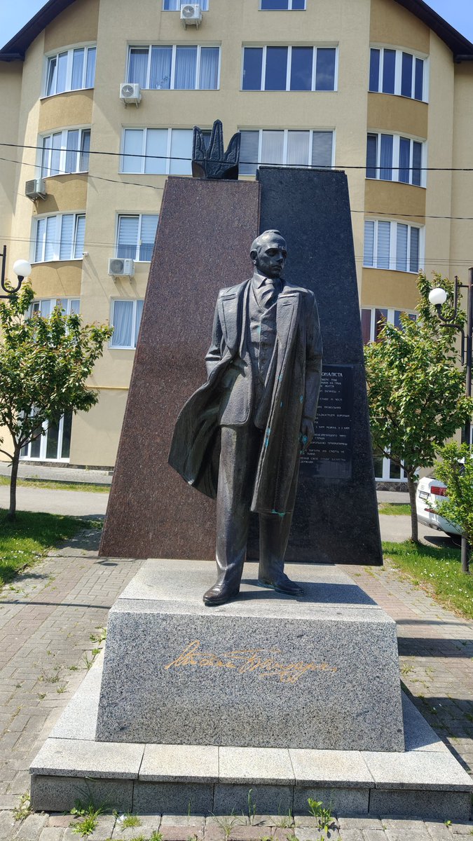 WilliamBlumm's tweet photo. @JNizinkiewicz Jak będziesz na Ukrainie nie zapomnij złożyć kwiatów i oddać hołd. W imię "wspólnej sprawy". Stary Sambor, tuż przy granicy z Polską. Czerwono-czarne flagi to też norma w tym rejonie. https://t.co/4t3SiTKqc9