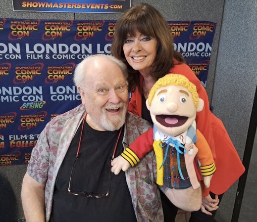 vickimichelle's tweet photo. Happy Birthday Fabulous Colin Baker Great actor, Gorgeous man. Brilliant in Dr Who. Lovely seeing him at London Comic Con with a Dr Who toy made for him #ColinBaker @SawbonesHex @bbcdoctorwho #TheBrothers #StarTrek @emmerdale #ShakespeareAndHathaway #Sherlock #MondayMotivation https://t.co/OexZU0GtVE