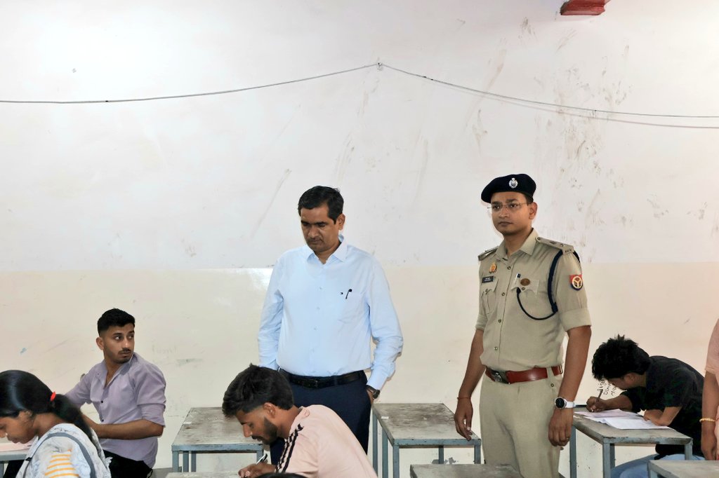 DMMathura1's tweet photo. उ०प्र०पुलिस भर्ती एवं प्रोन्नति बोर्ड, लखनऊ द्वारा आयोजित आरक्षी नागरिक पुलिस एवं समकक्ष पदों पर सीधी भर्ती- 2025 की परीक्षा के संबंध में किशोरी रमण गर्ल्स इंटर कॉलेज, श्री चम्पा अग्रवाल इंटर कॉलेज तथा प्रेम देवी अग्रवाल गर्ल्स इंटर कॉलेज का निरीक्षण किया।

जनपद के 16 केन्द्रों पर 2 पालियों में परीक्षा आयोजित हो रही है।

प्रत्येक पाली में 6240 अभ्यर्थी है।

परीक्षा को सकुशल, निर्विघ्न, नकल विहीन एवं सुचितापूर्वक सम्पन्न कराने हेतु अधिकारियों को आवश्यक दिशा-निर्देश दिए।

@UPGovt @myogiadityanath
@CMOfficeUP @InfoDeptUP
