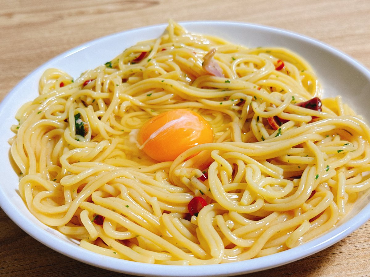 cocosKitchen_'s tweet photo. 本日は冷凍パスタに生卵トッピング😆👍
安くて美味しい最高の定番メニューです✨
最近は暑かったり、寒かったりも寒暖差が激しいので、風邪ひかないようにしっかり食べないとですね〜
今日もお疲れ様でした！ https://t.co/D9bWHvGTrL