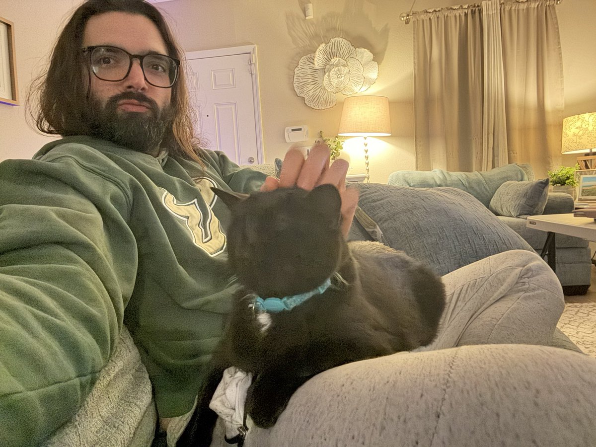 Ganthion's tweet photo. I don’t understand why anyone would hate this. When cats choose you it’s the best feeling! https://t.co/qeWwiFnncx
