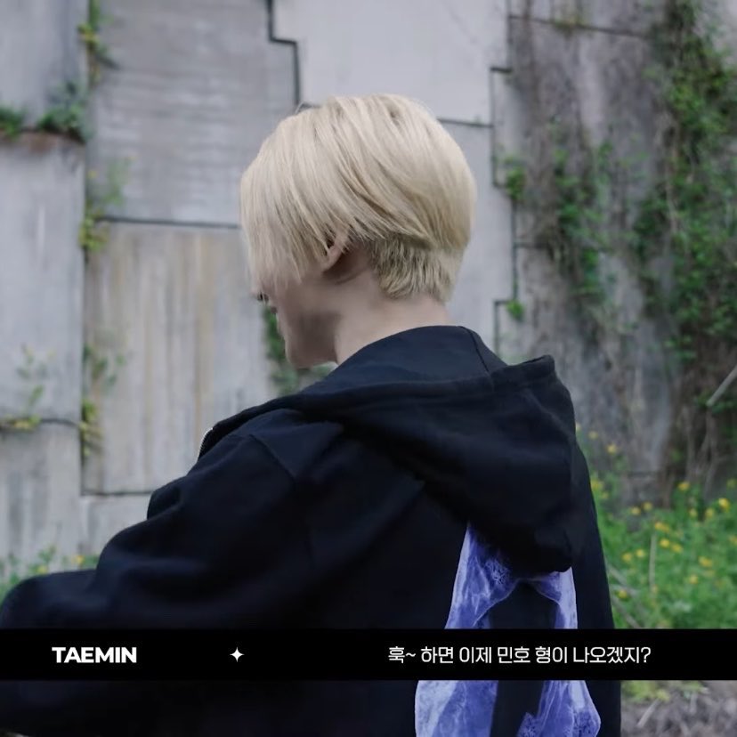 xoalsox_base's tweet photo. #TAEMIN keeps living that Coachella spirit wearing his own merch. #TAEMCHELLA is never ending. https://t.co/ZvRMbinFB4