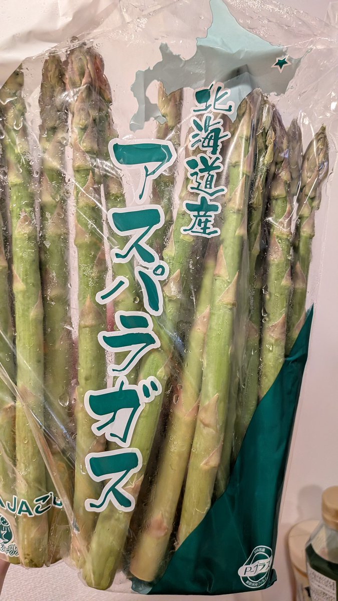 kaorun_note's tweet photo. 親が送ってくれたアスパラ
オリーブオイルとニンニクでじっくりローストして塩コショウかけるだけでとんでもなく美味しいんだけどアスパラって過剰摂取しても良い？🥹毎日10本ずつくらい食べている＼(^o^)／笑 https://t.co/cq3bjTtAq6