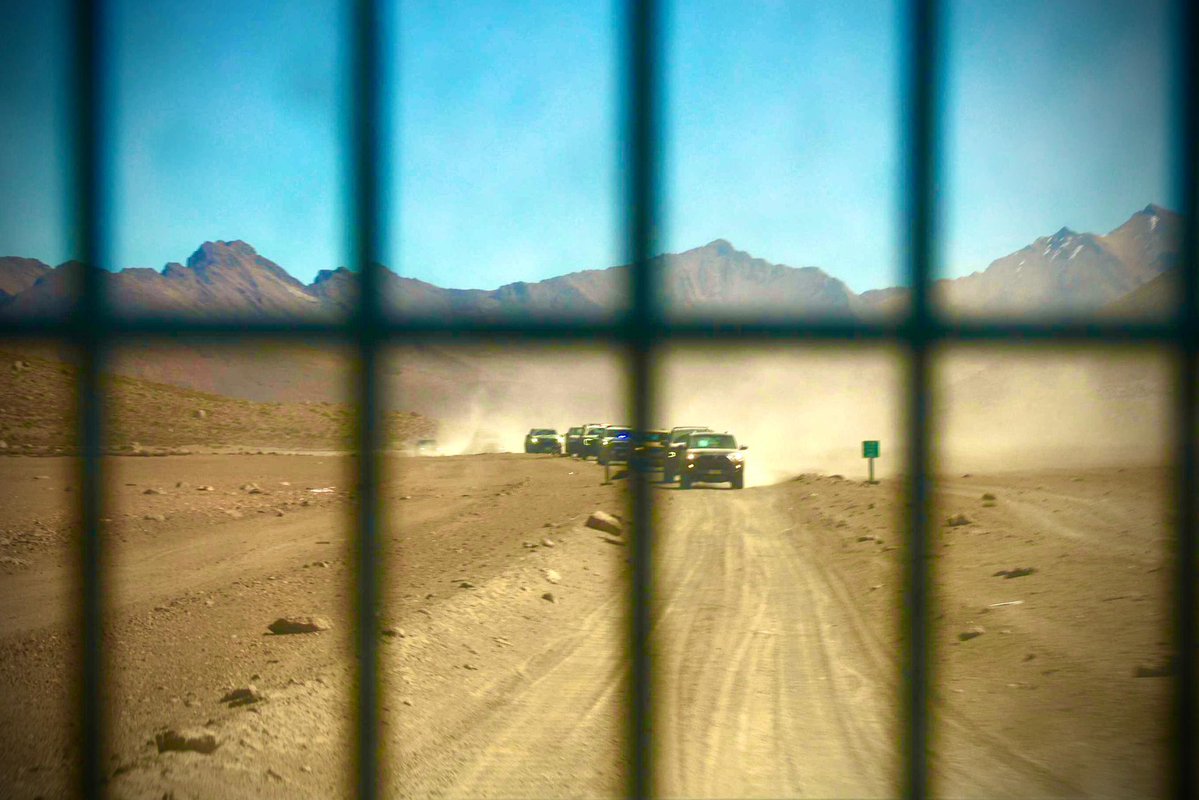 martinarrau's tweet photo. Recorrimos puntos estratégicos del altiplano y la frontera: Putre, Chucuyo, Chungará, Poconchile, Guallatire, Chilcaya, Cerro Capitán, Pampa Parajalla y Colchones. Fueron jornadas de trabajo en terreno, en altura, con largas distancias y condiciones exigentes, junto a unidades de Carabineros, puestos de control, campamentos militares y equipos desplegados donde Chile necesita presencia permanente.

En cada punto vimos compromiso, disciplina y patriotismo. Hombres y mujeres que cumplen una tarea silenciosa pero fundamental: cuidar nuestra frontera, dar seguridad y proteger al país desde los lugares más difíciles. Chile también se defiende con trabajo, presencia y convicción. 💪🏼🇨🇱

Vamos hoy por una última jornada de trabajo en Arica.
