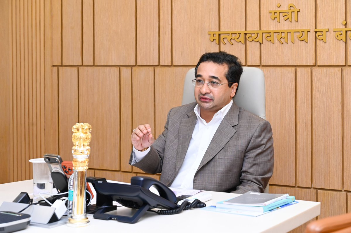 NiteshNRane's tweet photo. मुख्यमंत्री मत्स्यसंपदा योजनेअंतर्गत राबविण्यात येणाऱ्या विविध राज्यस्तरीय योजनांसाठी मत्स्यव्यवसाय आयुक्त यांनी केलेले नियोजन, सविस्तर प्रकल्प अहवाल (DPR) तसेच अंमलबजावणीची सद्यस्थिती याबाबत आज मंत्रालयात बैठक घेऊन आढावा घेतला.

बैठकीत मुख्यमंत्री मत्स्यसंपदा योजनेअंतर्गत विभागीय प्रशिक्षण केंद्रांची स्थापना, आंतरराज्य अभ्यास दौरे, मत्स्यबाजार उभारणी, निमखारे पाण्यात सुपर-इंटेन्सिव्ह कोळंबी संवर्धन, समुद्री शैवाळ बीज निर्मिती केंद्र उभारणी तसेच मासळी उतरविण्याची केंद्रे, बंदरे आणि जेट्टी दुरुस्ती यांसंदर्भातील राज्यस्तरीय योजनांच्या सविस्तर प्रकल्प अहवालांचा आढावा घेण्यात आला.

याशिवाय मच्छिमार समुदायांसाठी पर्यावरणीय जलजनक तंत्रज्ञानाच्या पायलट प्रकल्पाचा प्रस्ताव, महाराष्ट्र सागरी व भूजलाशयीन मच्छिमार कल्याणकारी महामंडळ स्थापन करण्याची प्रक्रिया, महाराष्ट्र सागरी मासेमारी नियमन अधिनियमाच्या प्रभावी अंमलबजावणीसाठी ड्रोन खरेदी प्रस्ताव, मासेमारी बंदी कालावधीत क्रियाशील मच्छिमारांना आर्थिक सहाय्य, बारामती तालुक्यातील शिरसुफळ जलाशयातील पिंजरा पद्धतीच्या मत्स्यसंवर्धन प्रकल्पांवरील कार्यवाही, ससून डॉक सामंजस्य करार, पेनटाकळी जलाशयातील एकात्मिक पथदर्शक प्रकल्प, मरोळ मच्छिमार मार्केट विकास तसेच मच्छिमार महिलांसाठी हँडग्लोज आणि गमबूट उपलब्ध करून देण्याच्या विषयांचाही सविस्तर आढावा घेण्यात आला.

मत्स्यव्यवसाय क्षेत्राच्या सर्वांगीण विकासासाठी प्रलंबित विषयांवर कालबद्ध पद्धतीने कार्यवाही करून विविध योजनांची प्रभावी अंमलबजावणी करण्यावर भर द्यावा आणि त्यांना गती द्यावी, असे निर्देश यावेळी संबंधित अधिकाऱ्यांना दिले.

बैठकीस पदुमचे सचिव एन.रामास्वामी, मत्स्यव्यवसाय आयुक्त प्रेरणा देशभ्रतार, महाराष्ट्र मत्स्योद्योग विकास महामंडळाचे व्यवस्थापकीय संचालक प्रकाश खपले व संबंधित अधिकारी उपस्थित होते.

@CMOMaharashtra @Dev_Fadnavis @fisheriesgom