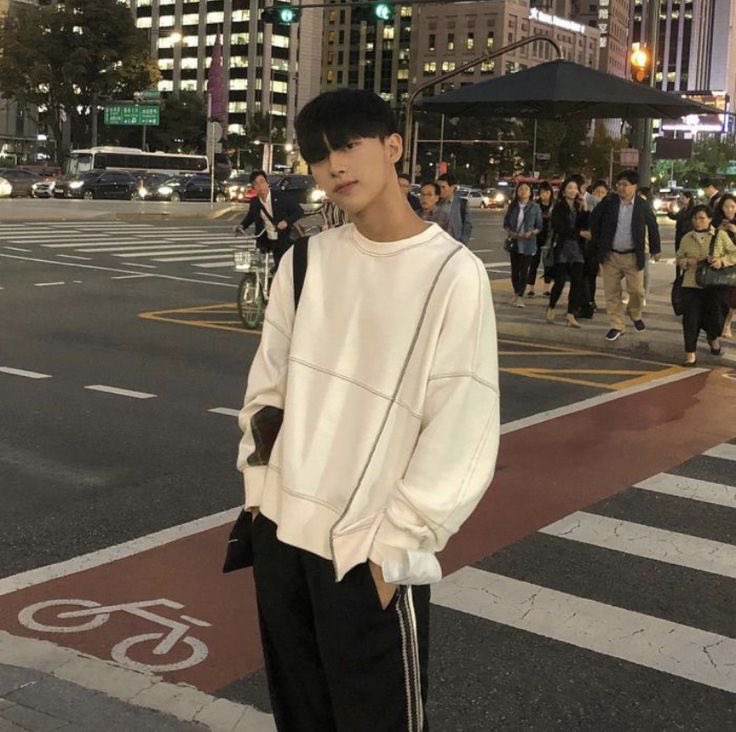 justonlywook's tweet photo. 고딩시절 현욱이는 왼얼사가 필승각도였나봄
대체적으로 왼얼사가 많음 https://t.co/D5pg9Upl0V