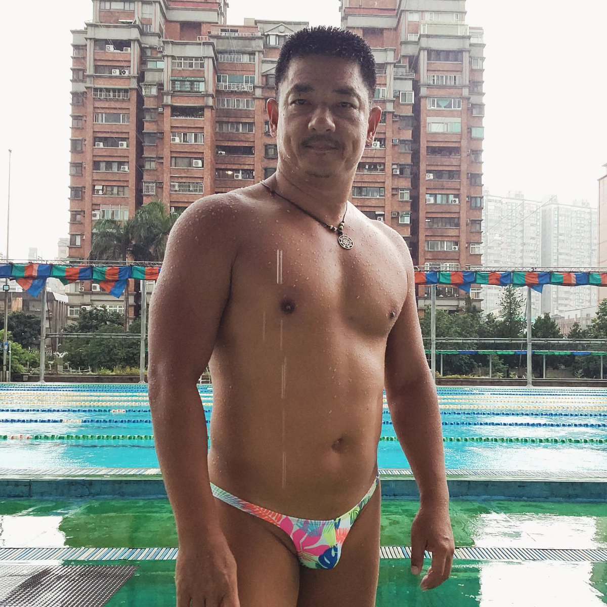 tw6304jp's tweet photo. #游泳大叔
明明知道會下大雨
還是要來游
因為可以像小時候
任性地淋著雨 https://t.co/yGYQjo5ZTc
