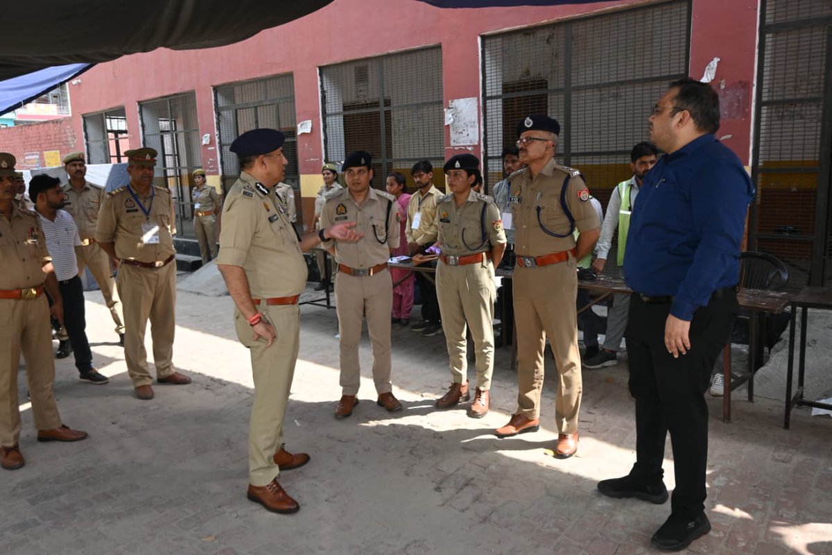 adgzoneagra's tweet photo. #adgzoneagra श्री एस0के0 भगत द्वारा “आरक्षी नागरिक पुलिस एवं समकक्ष पदों पर सीधी भर्ती-2025” परीक्षा के दृष्टिगत जनपद कासगंज में परीक्षा केन्द्रों का निरीक्षण कर आवश्यक दिशा निर्देश दिए गए।
@CMOfficeUP @UPGovt 
 @dgpup @ChiefSecyUP https://t.co/V1QQw8ex8l