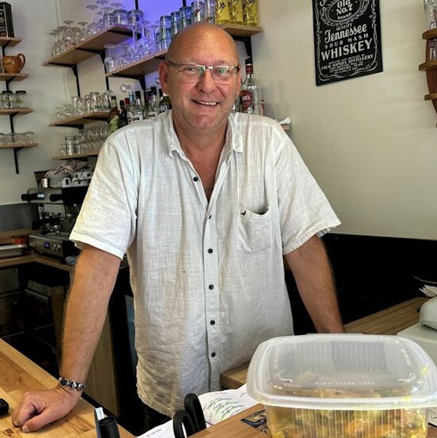 LMPositif's tweet photo. 🇫🇷 Dans le Puy-de-Dôme, Frédéric revend chaque matin les plats invendus de la veille pour 5 euros. Une belle initiative que le restaurateur met en place pour lutter contre le gaspillage alimentaire tout en satisfaisant le porte monnaie des clients !👏 (Le Parisien) 

📸  Alix Vermande