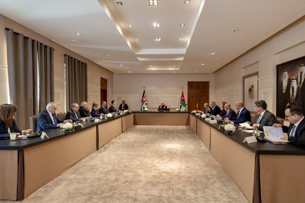 Urdoni's tweet photo. جلالة الملك عبدالله الثاني يلتقي شخصيات اقتصادية ويؤكد أن الاقتصاد الوطني أثبت قدرته على مواجهة الأزمات وتجاوزها بكفاءة.
#أردني #الأردن https://t.co/Rnjkdjibyb