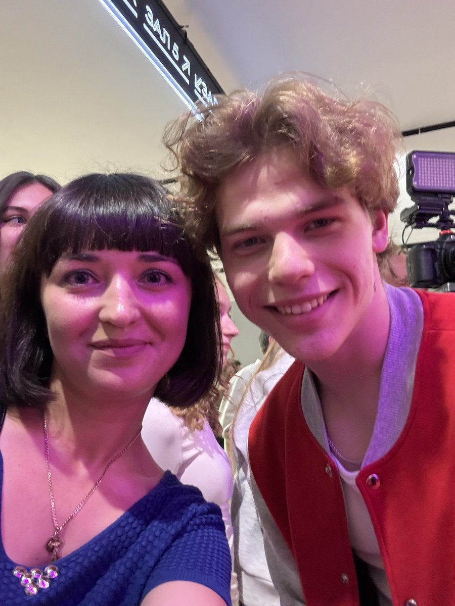 IrinaIvanenko94's tweet photo. С Антоном Соломатиным на красной дорожке премьеры сериала «Двойная жизнь Ми». https://t.co/lKn7syxZyw