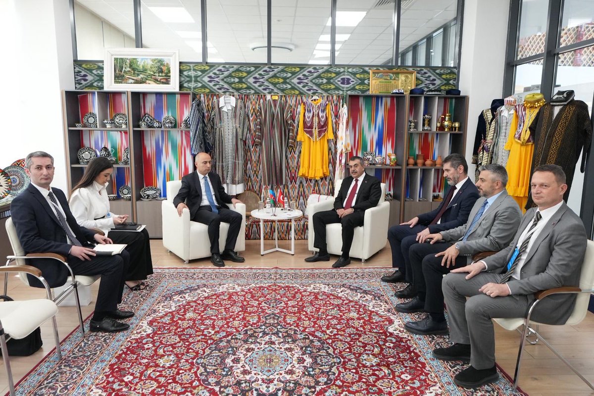 BakuEgitim's tweet photo. Bakanımız Sayın Yusuf Tekin, Kazakistan’ın Türkistan kentinde düzenlenen Türk Devletleri Teşkilatı 9. Eğitim Bakanları Toplantısı kapsamında Azerbaycan Bilim ve Eğitim Bakanı Emin Emrullayev ile ikili bir görüşme gerçekleştirdi.
Görüşmeye Türkiye'nin Astana Büyükelçisi Sayın Mustafa
Kapucu, Milli Eğitim Bakanlığı Avrupa Birliği ve Dış İlişkiler Genel Müdürü Sayın Ünal Eryılmaz, Destek Hizmetleri Genel Müdürü Şayın Omür Fatih Karakullukçu ile Astana Eğitim Müşaviri Sayın Ömer İnan da katıldı.
Görüşmede Sayın Bakanımız, çocukların ve gençlerin Türk devletlerini daha yakından tanımaları için tarihi kronolojiye uygun biçimde bir gezi kitabı hazırlıkları olduğunu belirterek bu yıl 18 milyon öğrencinin tamamına hazırlanan bu kitabı dağıtacaklarını söyledi.
Sayın Emrullayev de Azerbaycanlı öğrenci ve öğretmenlerin
Türkiye'yi yakından tanımasını istediklerini ve bu yönde bazı programlar yürüttüklerini ifade etti. Sayın Emrullayev, eğitimde teknoloji kullanımını önemsediklerini dile getirerek yapay zekâ destekli eğitim öğretim programları konusunda Türkiye ile ortak çalışmalar yapabileceklerini belirtti.
Görüşme, iki tarafın iş birliği ve iyi niyet temennileri ile son buldu.

@Yusuf__Tekin @tcmeb @mebabdigm @mebyyegm @TC_BakuBE