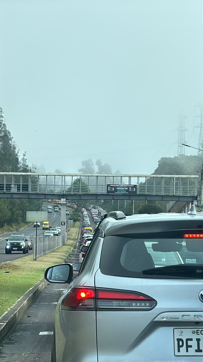 JuliaPcobos's tweet photo. Un día más con el resultado de bloquear los redondeles sin criterio técnico solo porque todos trabajan hacia el sur!! La peor plaga de Quito la @AMT_Quito @ConcejoQuito https://t.co/lTLcAWBtWT
