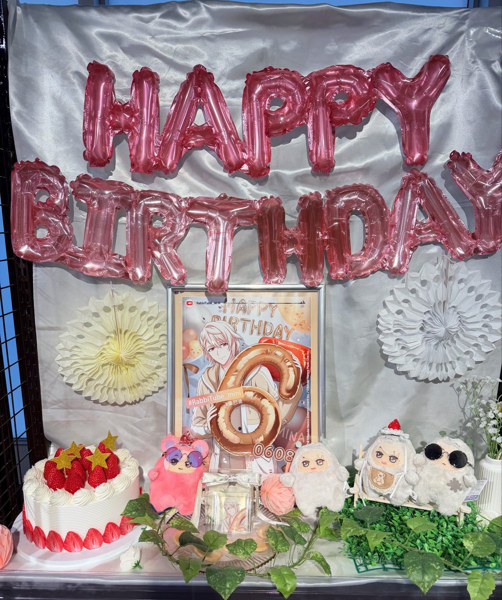 Eechan101's tweet photo. 巳波バースデーお祝いアニカフェ！
珍しくTRIGGER席だったから結局TRIGGERを注文しました🍽️
累計の最中、食べながら頑張るギリギリの戦い！

ドリンクは、めっちゃ甘い牛乳です！ https://t.co/xwCjZRG7XI
