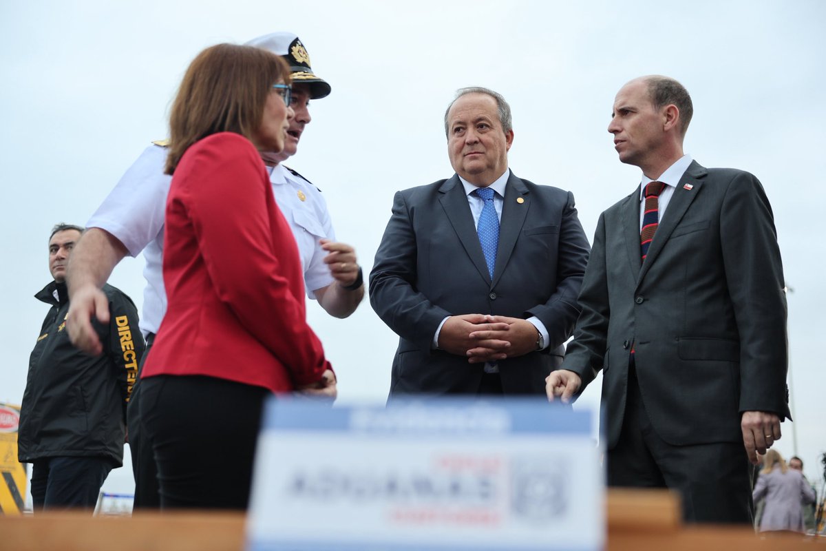 martinarrau's tweet photo. Hoy informamos un resultado histórico en la lucha contra el crimen organizado en nuestro país. Gracias al trabajo coordinado de la Fiscalía de Arica, la Policía Marítima de la Armada de Chile y el Servicio Nacional de Aduanas, se detectó 1.080,8 toneladas de madera impregnada con sustancias ilícitas en los puertos de Arica, San Antonio y Valparaíso.

Este es el mayor decomiso de estas características registrado en Chile, si se considera que, de cada carga de la madera detectada, entre un 10% y un 20% de esta carga corresponde a sustancias ilícitas, principalmente clorhidrato de cocaína y ketamina, lo que equivale a cerca de 100 toneladas de droga que no llegarán a las calles ni a las redes criminales.

Este importante golpe demuestra que cuando el Estado actúa de manera coordinada, con inteligencia, investigación y determinación, podemos proteger nuestras fronteras y enfrentar con fuerza al crimen organizado. 

Seguiremos trabajando sin descanso para fortalecer la seguridad de todos los habitantes de Chile y recuperar los espacios que la delincuencia pretende arrebatar.

#ChileEnOrden