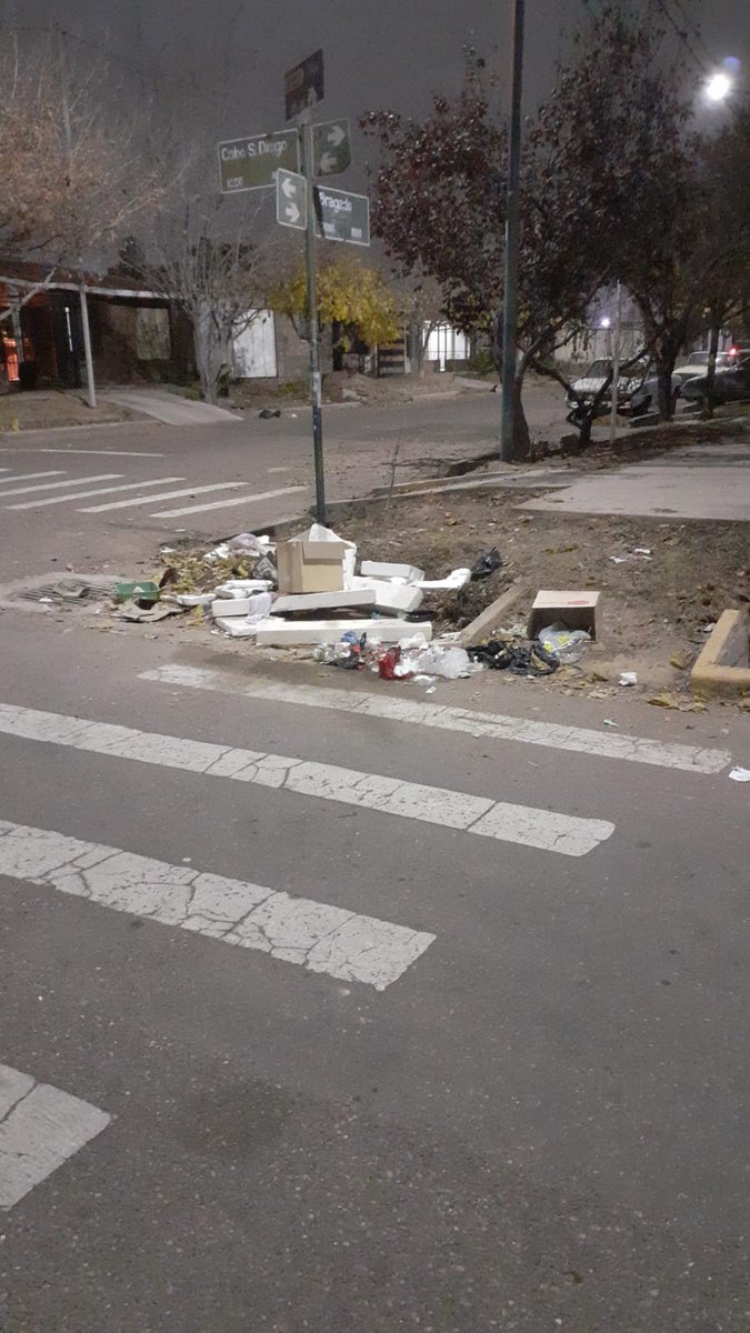 florrheredia's tweet photo. @Regional1069 Por el basural de Cabo San Diego y Bragado barrio Soeva II todavía estoy esperando que pongan un cartel aunque sea!!! Controlen a los trabajadores de los camiones porque se hacen los desentendidos para levantar la basura!! Ayer domingo 07-06 a las 13.30hs pasaron y no levantaron https://t.co/n0t2iuhVBZ