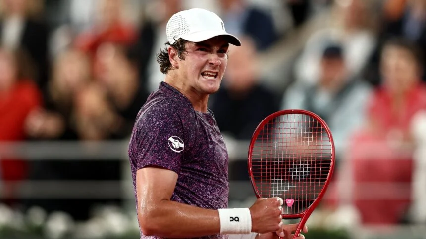 GameSet_Match_'s tweet photo. 🇧🇷 | SUBIU NO RANKING

Com a atualização do ranking após Roland Garros, João Fonseca sobe para a 25ª posição do mundo e se consolida como o tenista número 1 da América do Sul. https://t.co/zL0n7dDtdg