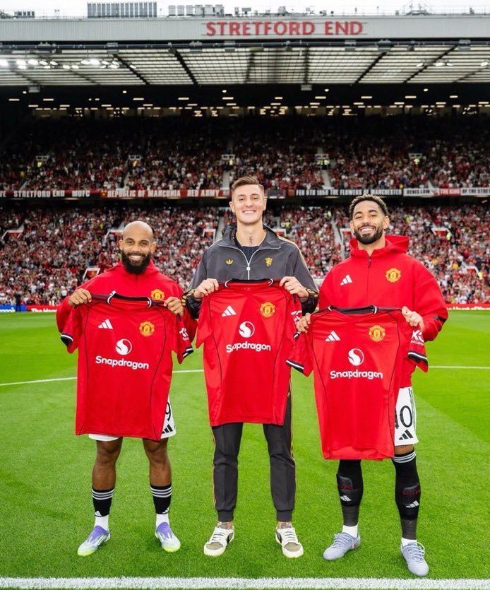 QuadriOPE18's tweet photo. Glazers                                         INEOS https://t.co/mBifDhsW7h