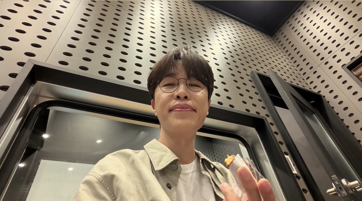 luv_clef's tweet photo. 셀카찍는 강아지 구경 ♡ ㅁ ♡ #고영배 https://t.co/8ojFI9kpDZ