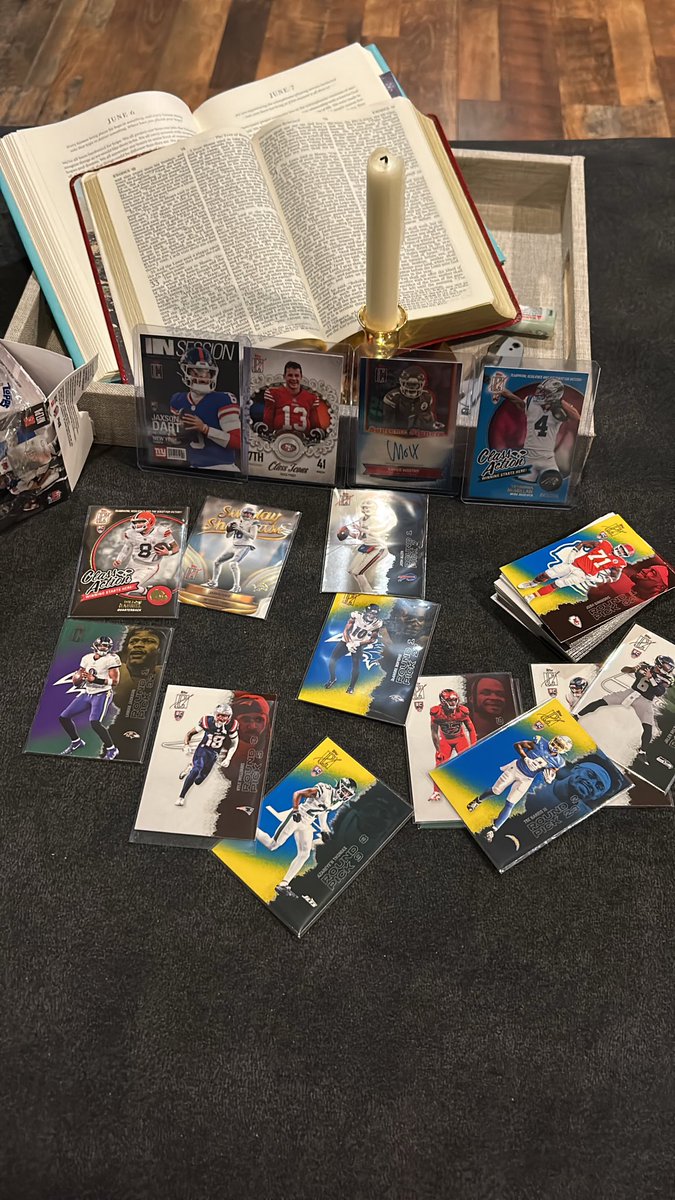 runningdad03's tweet photo. @CardPurchaser Ripped a blaster. Not a bad start to Signature Class. Xavier Worthy auto /5 am a numbered Tet card. https://t.co/gz536Vyjwv