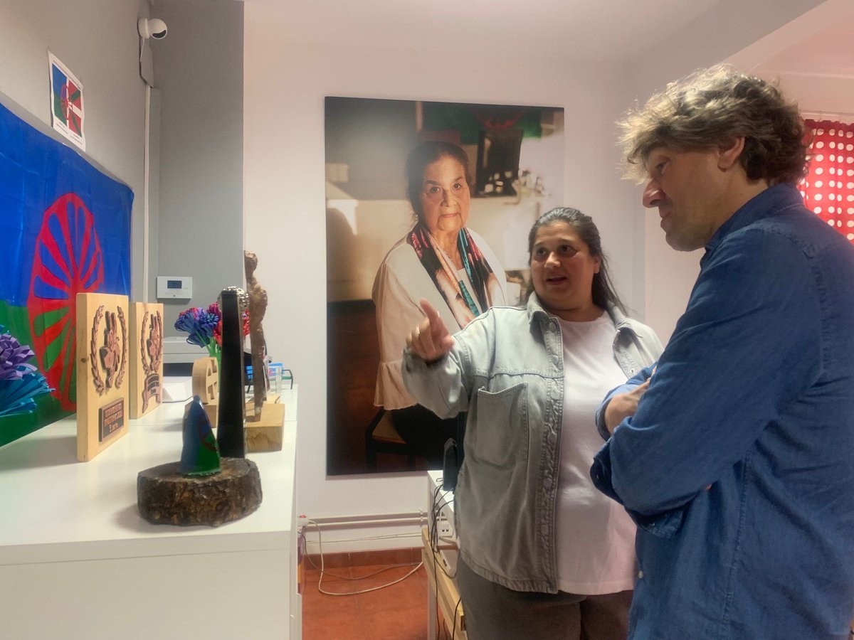 enekoandueza's tweet photo. AMUGE, la Asociación de Mujeres Gitanas de Euskadi, realiza una labor encomiable para acabar con los estereotipos que persiguen al pueblo gitano. 

Hoy he conocido, de la mano de su Vicepresidenta Tamara Clavería, el trabajo de esta asociación que facilita asesoramiento legal y jurídico, formación en igualdad y formación y orientación al empleo a las mujeres gitanas.

En esta reunión, en que me han acompañado @carmen_diaz77  y @lpzuralde2020, le he trasladado la voluntad y el  compromiso de colaborar con esta asociación como reflejo y parte de la sociedad vasca.

#2añosmásdeizquierdaútil
