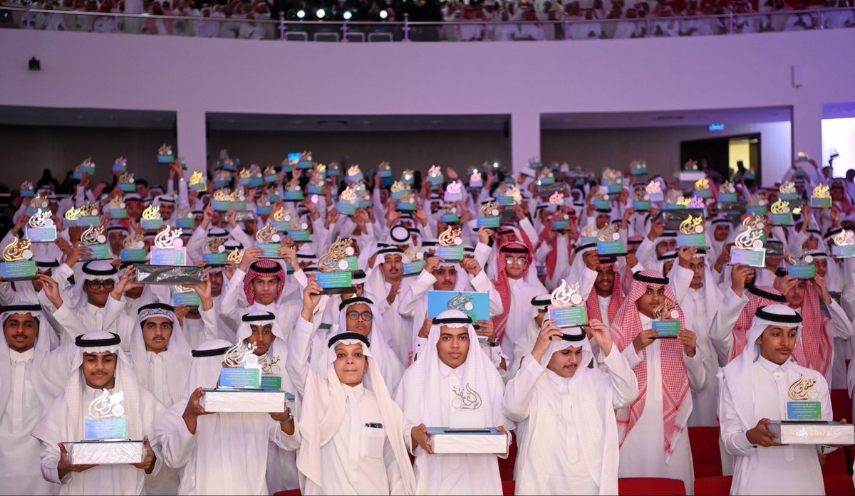MOE_JZN's tweet photo. من مقاعد الدراسة إلى منصات التكريم.. رحلةٌ عنوانها العزيمة، وثمارها التفوق.
#تعليم_جازان https://t.co/HGpCPCUwpm