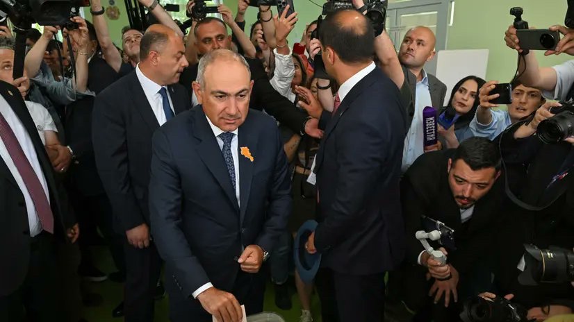 marsetac's tweet photo. Putin ha perso in modo netto le elezioni in Armenia e così il piccolo paese caucasico si somma all’ormai lungo elenco di pezzi che, a causa della folle impresa ucraina, l’impero che Putin sognava di aggiungere, sta invece perdendo. L’impegno di Mosca nella sua criminale aggressione le ha infatti impedito di prendere le parti di Erevan nel breve conflitto che ha riportato il Nagorno Karabakh sotto il controllo dell’Azerbaijan nel settembre 2023. Questo ha di fatto trasformato un allontanamento lento del governo armeno dall’orbita russa, in una crisi insanabile ora culminata con un voto che oggi sancisce la separazione dei destini delle due nazioni.

La stessa Baku ha a sua volta preso le distanze dal Cremlino, nonostante le tensioni con l’Armenia, anche a causa di un abbattimento aereo, avvenuto nel dicembre del 2024, del quale la Russia non si è mai pienamente assunta la responsabilità.

Il Kazakistan, intanto, pur condividendo con la Russia il confine continuo più lungo del mondo, ha attuato una strategia di "neutralità attiva" che ha irritato Mosca. Astana si è rifiutata di riconoscere le annessioni dei territori ucraini, accoglie centinaia di migliaia di russi in fuga dalla mobilitazione militare, e soprattutto rispetta formalmente le sanzioni occidentali sui beni a duplice uso (dual-use), bloccando i canali di rifornimento tecnologico per l'esercito russo e costringendo Putin a continui viaggi diplomatici per tentare di blindare l'asse finanziario.

L’Uzbekistan ha assunto per parte sua una posizione speculare a quella kazaka. Tashkent ha dichiarato esplicitamente il proprio sostegno all'integrità territoriale dell'Ucraina, ha rifiutato la proposta russa di creare una "unione del gas" a guida moscovita (preferendo accordi bilaterali commerciali) e sta diversificando rapidamente i propri partner strategici verso la Cina, l'Europa e la Turchia.

La distrazione ucraina ha anche fatto mancare l’aiuto del regime di Putin all’ormai ex dittatore Bashar al Assad, defenestrato dalla guida della Siria, paese fino a quel momento sotto il totale controllo di Mosca, che poteva anche liberamente utilizzare il porto di Tartus. Nel 2019, Assad aveva concesso al colosso russo Stroytransgaz (legato all'oligarca Gennady Timchenko) l'affitto e la gestione commerciale dello scalo per 49 anni. Il nuovo esecutivo siriano ha rescisso il contratto, accusando la società russa di non aver mai effettuato gli investimenti di ammodernamento promessi. La gestione dello scalo commerciale è stata immediatamente riassegnata alla multinazionale DP World di Dubai (Emirati Arabi Uniti), che ha firmato un accordo per investire 800 milioni di dollari nello sviluppo di un nuovo terminal multiuso, tagliando fuori Mosca dai profitti e dal controllo logistico dello scalo.

Sempre in Medio Oriente, Mosca ha dovuto assistere inerme alle sanguinose proteste contro il regime iraniane e successivamente alle azioni israeliane e statunitensi, dimostrandosi assolutamente impotente sia sul piano diplomatico che su quello militare ed anzi approfittando cinicamente della crisi di Hormuz per trarre beneficio temporaneo dal rialzo dei prezzi del petrolio.

Ma nell’elenco dei paesi usciti dall’orbita russa a causa della guerra va inserita anche l’Ungheria, trascinata su posizioni così estreme ed antieuropee da causare la caduta di Orbàn. Finlandia e Svezia, inoltre hanno archiviato rispettivamente 80 e 200 anni di neutralità e non-allineamento militare. L'ingresso formale nella NATO ha spostato l'intero baricentro della sicurezza del Mar Baltico (ora definito scherzosamente "un lago della NATO") fuori dal controllo russo, raddoppiando i confini diretti tra l'Alleanza Atlantica e la Federazione Russa.

In America Latina l’uscita di scena di Maduro ha indebolito i legami col Venezuela, la cui vice presidente è costretta a mantenere rapporti più stretti con l’America di Trump che con la Russia. Mentre l’Ecuador, sotto la presidenza di Daniel Noboa, ha avviato una decisa virata diplomatica verso Washington. All'inizio del 2024, il paese ha accettato di trasferire agli Stati Uniti i suoi vecchi sistemi militari di fabbricazione sovietica (destinati all'Ucraina) in cambio di equipaggiamenti militari moderni americani. La mossa ha scatenato una durissima ritorsione economica da parte di Mosca, che ha temporaneamente bloccato l'importazione di banane ecuadoriane (l'Ecuador copre il 95% del mercato russo) simulando "motivi sanitari".

Persino in Mali, affermatasi in questi anni come roccaforte russa, le forze dell’Africa Corps stanno subendo pesanti perdite a causa delle imboscate congiunte dei ribelli Tuareg e dei gruppi jihadisti, incrinando il mito dell'invincibilità russa nella regione. 

Per quanto Putin si sforzi di organizzare forum economici e continuare a mostrare i muscoli, la verità è che Russia, dissanguata da una guerra che non può vincere, sta subendo come mai prima un isolamento internazionale concomitante con un crollo reputazionale, scontando una sopravvalutazione della propria potenza militare ormai evidente a tutti, che la fa apparire non solo incapace di difendere i propri alleati, ma accecata da un’ideologia tossica e revanscista che antepone a suoi stessi interessi.