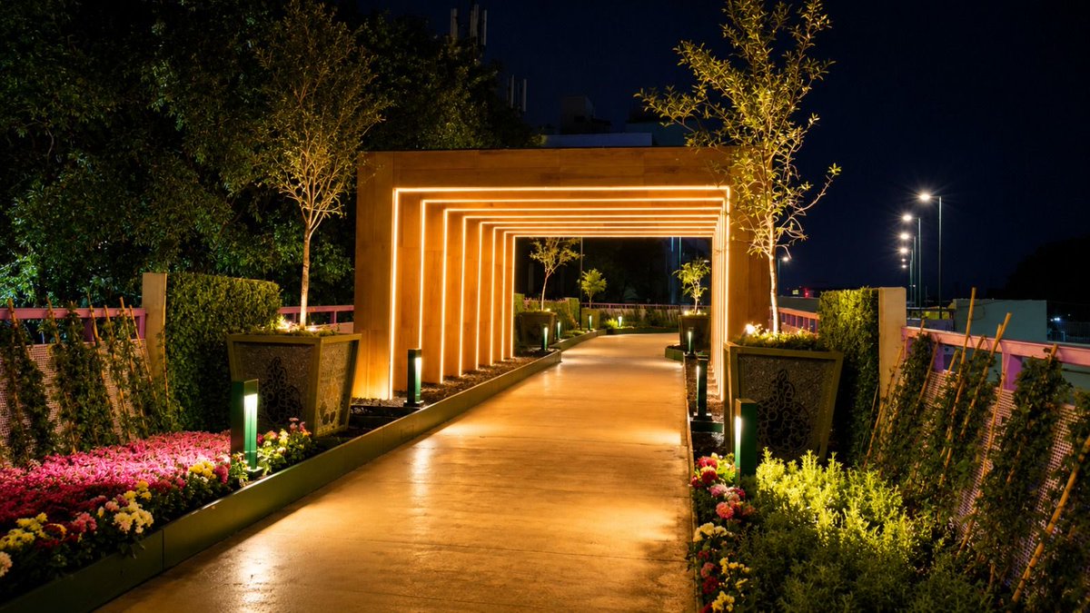 SOBSECDMX's tweet photo. Así luce el nuevo Jardín Flotante Tlallipan, que construimos desde la #SOBSE sobre Calzada de Tlalpan, el cual cuenta con más de 900 luminarias nuevas a lo largo de 2 kilómetros, entre postes, proyectores, bolardos y luminarias instaladas en pérgolas. https://t.co/Hr2w1z2Kaq