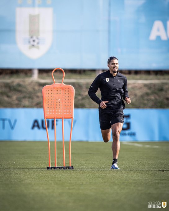 Buysan's tweet photo. 🏆 ARAUJO OUT 🇺🇾

Para el debut con Arabia Saudita, el cuerpo técnico de la Selección sabe que el jugador está casi descartado.  
Perdió muchos días de entrenamiento (6) y la contractura del gemelo es fuerte.  
Por eso, este viaje express a Madrid a realizarse un estudio. 
Acaba de aterrizar en España (viajó anoche 2130). Vuelve esta noche para llegar mañana a Carrasco.