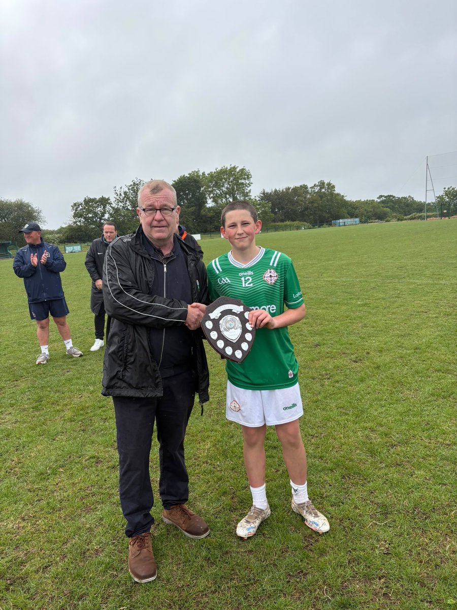 BPCGAA's tweet photo. All Britain Féile Football winning captains presented by Britain GAA Chair Sean Hopkins &amp; Vice Chair Michael Collins
🏆 - @warwickshireclg 
🛡️ - @LondainGAA 
🍽️ - @OfficialLancGAA https://t.co/3UYqNLlsCB