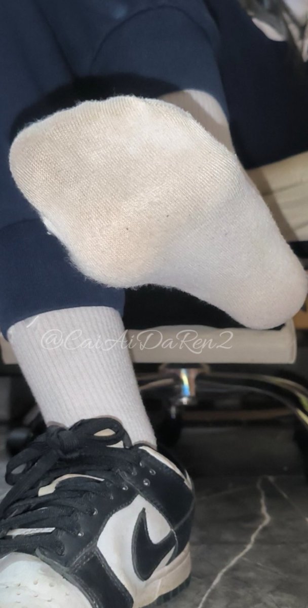 CaiAiDaRen2's tweet photo. 是选择舔舐主人穿到泛黄起球的臭袜子还是给正冒着热气的鞋筒除臭呢，你还真选上了，实际上哪一样你都抵抗不了吧… ＃女s ＃白袜 ＃footfetish https://t.co/FPeGGblSaO