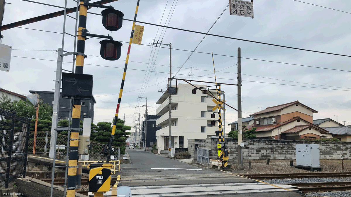 Cheer_KIKAKU's tweet photo. 土讃線金蔵寺駅の横には「金蔵寺国道踏切」と名のついた踏切があります
これはかつてこの道が国道であったことを示しており、実際に四国随一の主要国道11号として機能していた歴史があります

その後は新しいバイパスや県道が次々に整備…
今では市道となりましたが往年の輝きがこの踏切に残ります😌 https://t.co/B2DrguUkkp