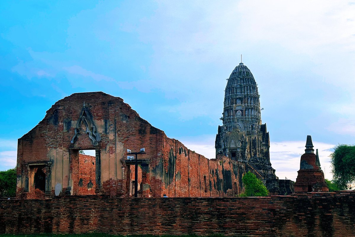 CaraSang's tweet photo. 第一天，阿瑜陀耶，Ayutthaya，大城府，曾是暹罗的首都，这座城市仿佛带你穿越回几百年前，古老的红砖寺庙和历史悠久的城墙令人流连忘返。因为是二访，（第一次来，路上野狗给我留了永久记忆～）古寺都已去过，就在傍晚找了一家位置优越的餐厅，随微风拂过古老的遗迹，那如电影般的氛围更是无与伦比。 https://t.co/KFyVyWmYKQ
