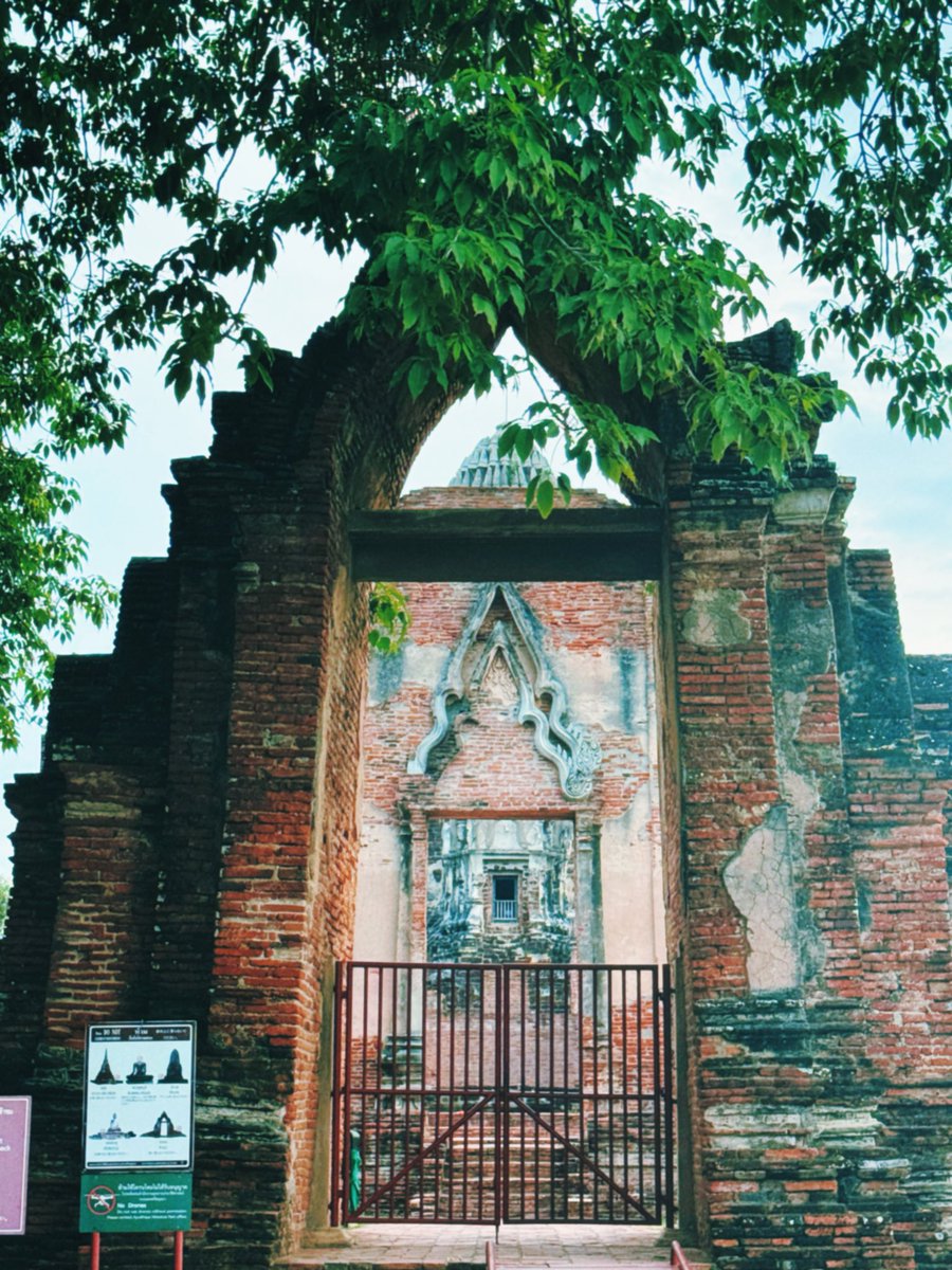 CaraSang's tweet photo. 第一天，阿瑜陀耶，Ayutthaya，大城府，曾是暹罗的首都，这座城市仿佛带你穿越回几百年前，古老的红砖寺庙和历史悠久的城墙令人流连忘返。因为是二访，（第一次来，路上野狗给我留了永久记忆～）古寺都已去过，就在傍晚找了一家位置优越的餐厅，随微风拂过古老的遗迹，那如电影般的氛围更是无与伦比。 https://t.co/KFyVyWmYKQ
