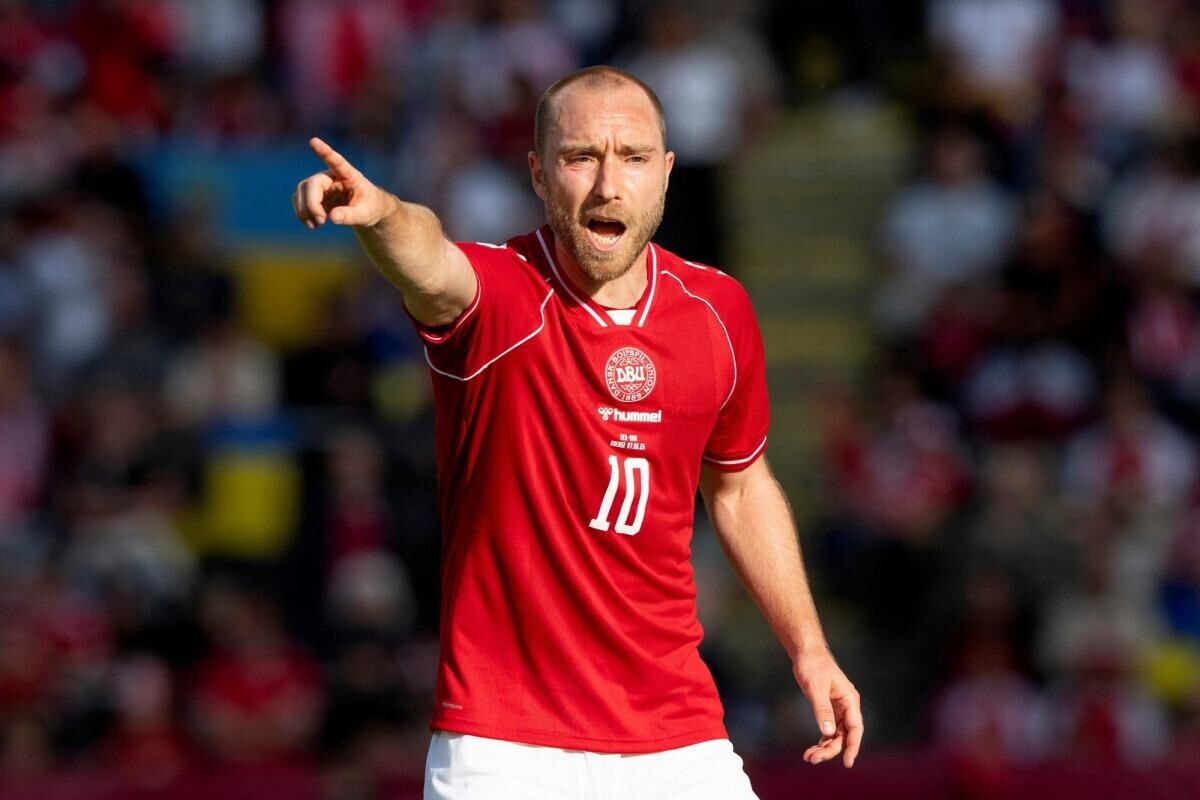 lequipe's tweet photo. Interrogé sur le nouveau malaise cardiaque dont a été victime Christian Eriksen en plein match, le cardiologue Henning Molgaard estime que son défibrillateur automatique implantable « a sans doute sauvé la vie » du joueur de 34 ans. 

Soulignant le risque de récidive, le spécialiste se montre pessimiste pour la suite de sa carrière ➡️ https://t.co/YoHPlWm00V