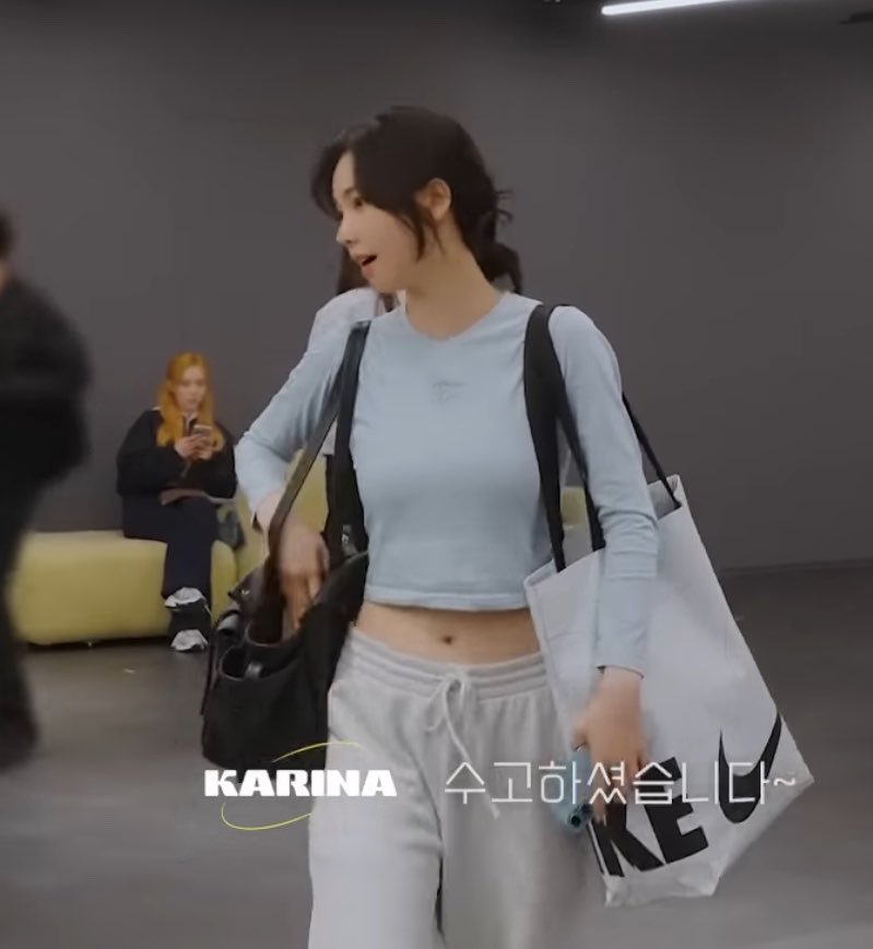 nsnss___'s tweet photo. นึกถึงมีมนั้นอะ ซ้ายกระเป๋า Nike ขวากระเป๋า Prada 55555555555555555 https://t.co/DE8MX9viFe