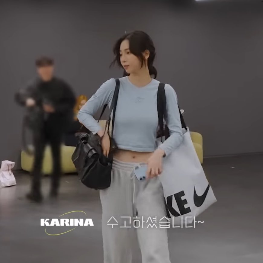 nsnss___'s tweet photo. นึกถึงมีมนั้นอะ ซ้ายกระเป๋า Nike ขวากระเป๋า Prada 55555555555555555 https://t.co/DE8MX9viFe