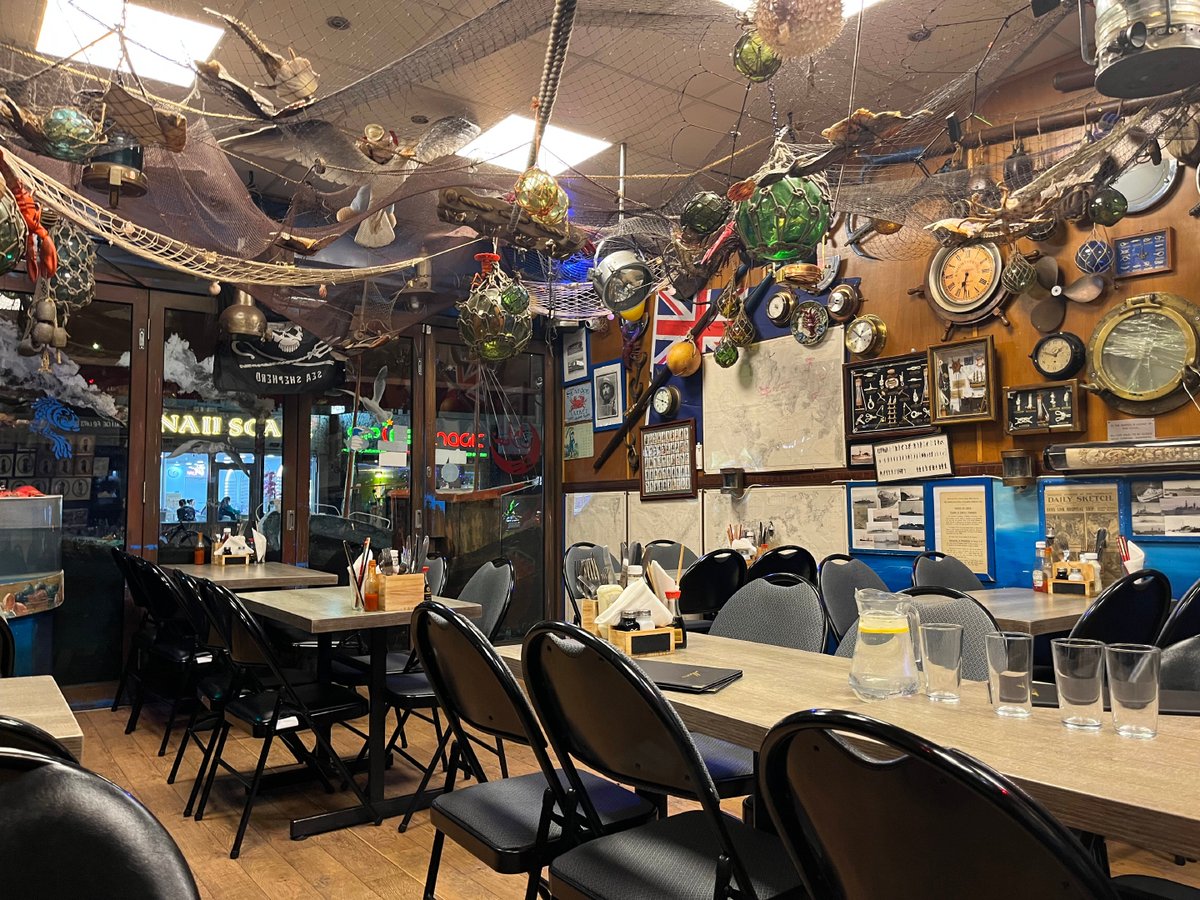 pickyglutton's tweet photo. Seafood and wacky decor get you in the door, but it’s the people watching that makes you come back to Bronek’s Fish Restaurant: https://t.co/Q0Dzywe3l5 https://t.co/WhRnrWj89E